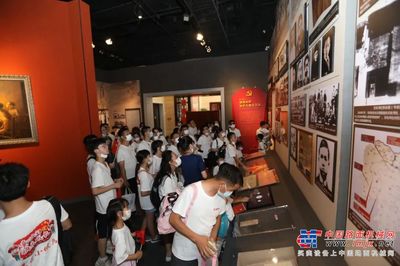 舞臺藝術(shù)造型策劃 三一“小候鳥”進工廠、玩挖機、學(xué)知識